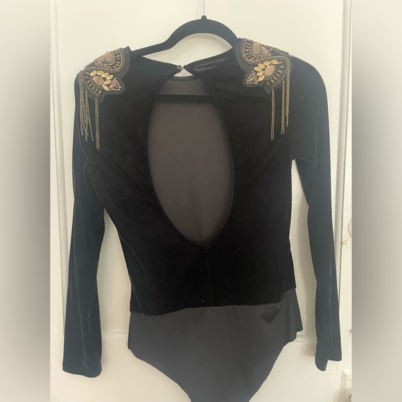 Zara velvet bodysuit with open back and shoulder details. Size medium. - Picture 3 of 5